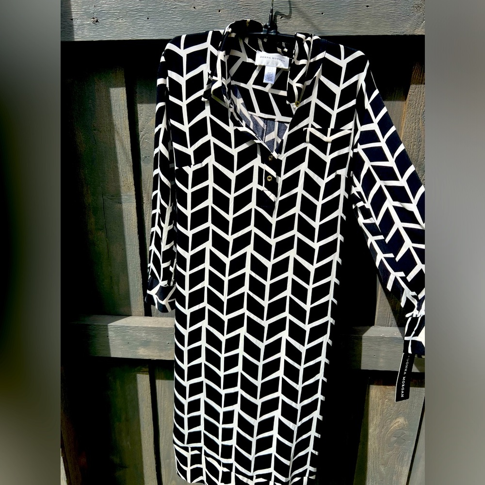 Donna Morgan Black & White Geometric V-neck dress